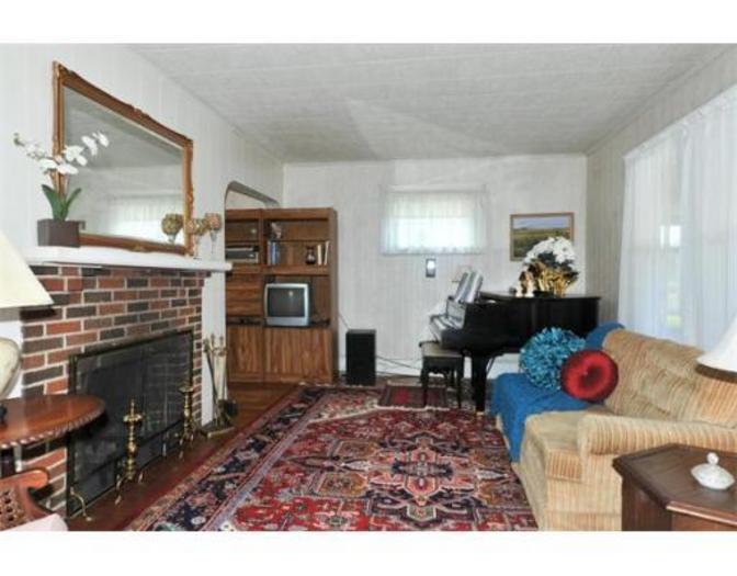 Living Room Listing photo 2
